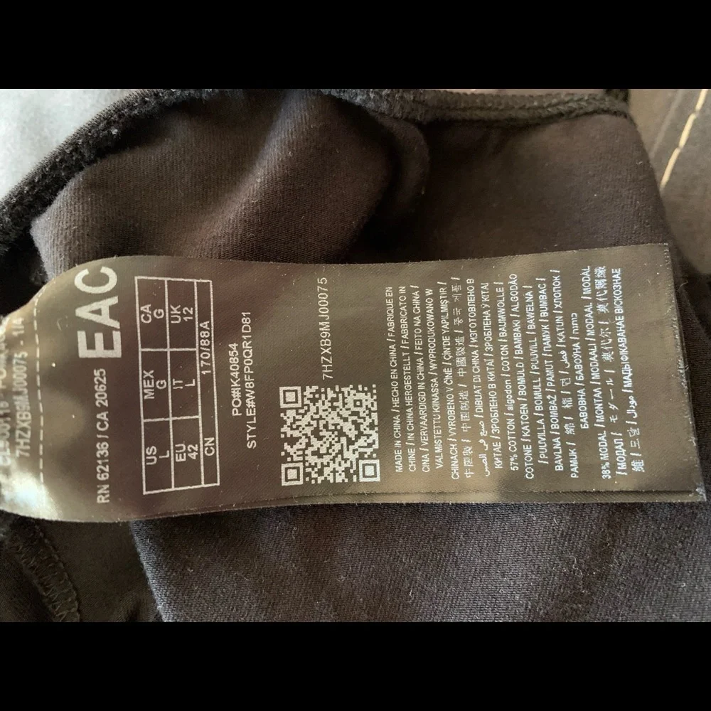 Guess logo bodysuit, size Large. - Picture 7 of 10
